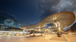 Der neue Bushof von Aarau, beim Bahnhof mit der Wolke
